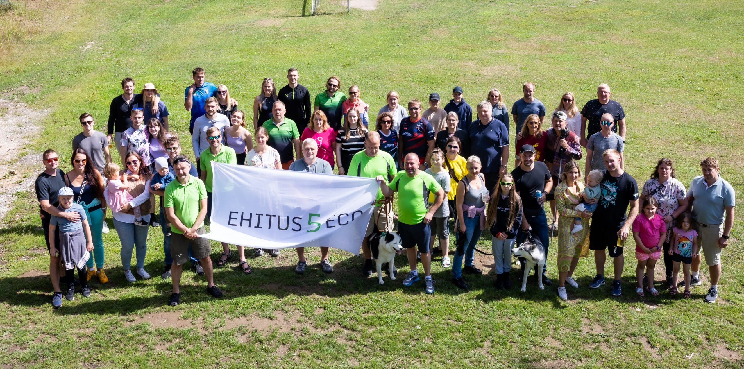 Ehitus5ECO pere ühispildil, ees ettevõtte lipp